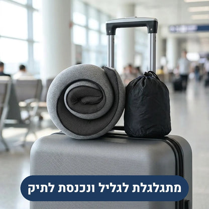 כרית צוואר לטיסה מגולגלת עם תיק נשיאה על מזוודה